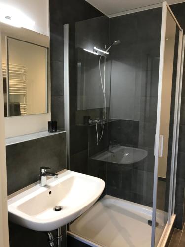 uma casa de banho com um lavatório e um chuveiro em Apartment Stockholm, top renoviert, 35qm, Köln nah em Bergisch Gladbach