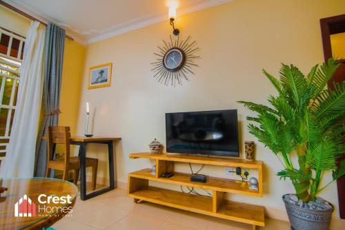 Crest Homes Ugandaにあるテレビまたはエンターテインメントセンター