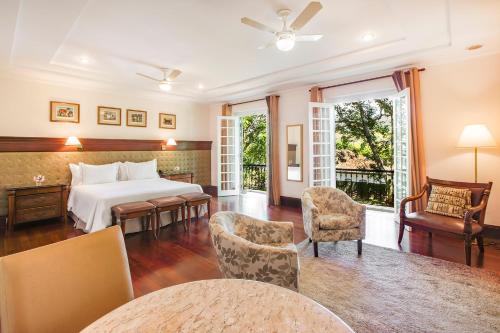 a hotel room with a bed and a table and chairs at Hotel Fazenda Dona Carolina in Itatiba