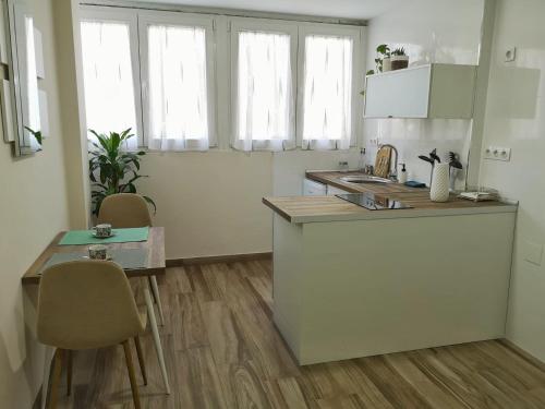 a kitchen with a counter and a table and chairs at Apartamento acogedor en Granada in Granada