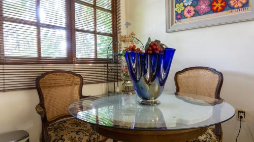 a glass table with a vase on top of it at El Jardín del Edén B&B Boutique in Cuernavaca