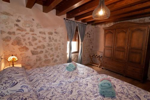 a bedroom with a bed with two stuffed animals on it at La Casa El Cura in Campillo de Dueñas