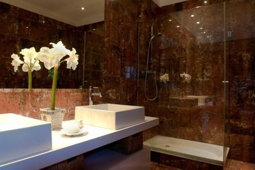 ein Badezimmer mit Waschbecken und Dusche in der Unterkunft Casa do Castanheiro in Reboreda