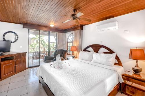 Säng eller sängar i ett rum på Flamingo Marina Resort 413