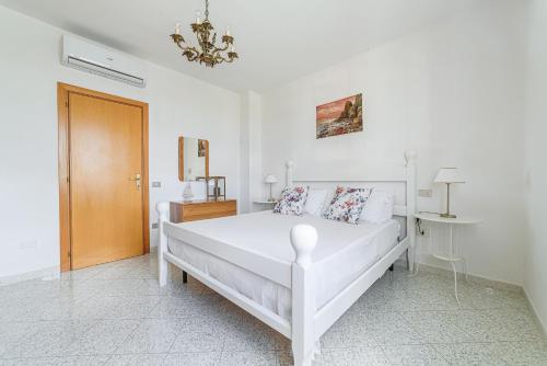 A bed or beds in a room at Appartamento in Donoratico