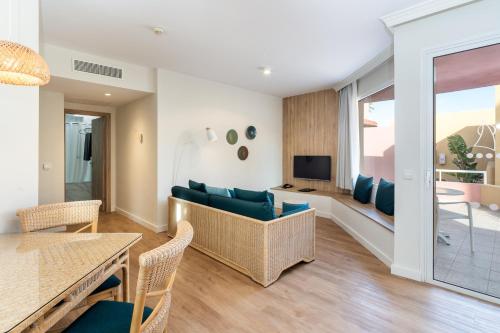 Televisyen dan/atau pusat hiburan di Hotel Esmeralda Maris by LIVVO