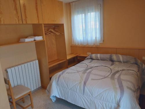 Un pat sau paturi într-o cameră la Apartamentos la Francesa