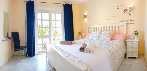 - une chambre dotée d'un lit avec des chaussures dans l'établissement Puerto Marina luxury apartment with sea views, à Benalmádena