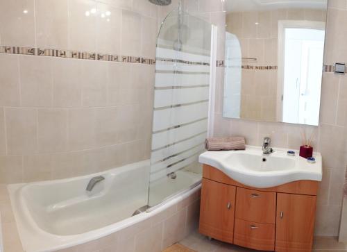Koupelna v ubytování Puerto Marina luxury apartment with sea views