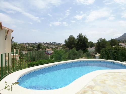 デニアにあるEnchanting villa in Denia Spain with private pool 2 km from the beachの庭の小さなスイミングプール