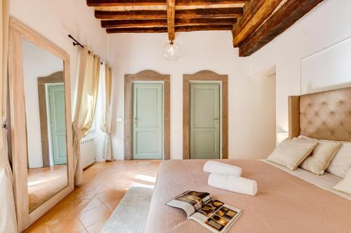 1 dormitorio con 1 cama grande en una habitación en NAVONA SQUARE - RomeDreamHome, en Roma