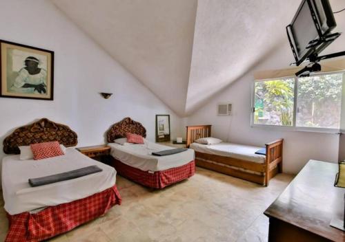 Cama o camas de una habitación en 7BR Impresionante Casa De LAGO Con Alberca