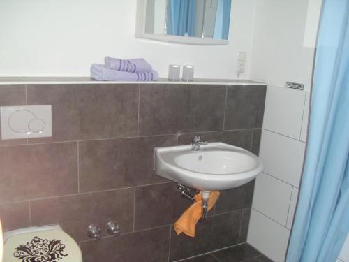 een badkamer met een wastafel en een toilet bij Casa Rose in Essen