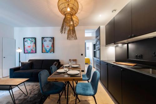 une cuisine et un salon avec une table et des chaises dans l'établissement Arigato, à Paris