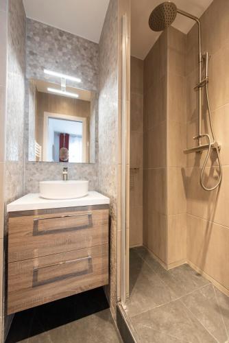 une salle de bain avec un lavabo et une douche dans l'établissement Arigato, à Paris