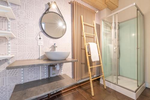 une salle de bain avec un lavabo et un miroir dans l'établissement Loft industriel en centre ville, au Puy-en-Velay