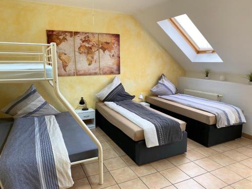 Un pat sau paturi într-o cameră la Apartments Rhona I und II Neunkirchen City