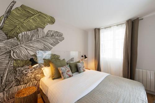 - une chambre avec un lit orné d'une fresque murale tropicale dans l'établissement Out of Africa, à Paris