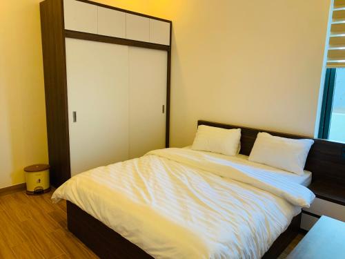 a bedroom with a large bed with a large mirror at Win Villa Coffee in Da Lat