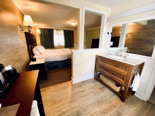 מיטה או מיטות בחדר ב-Salida Inn & Monarch Suites