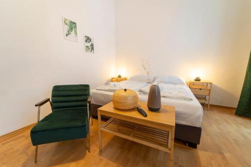 sypialnia z łóżkiem, krzesłem i stołem w obiekcie josef's home I Comfort Studio I City Center w Wiedniu