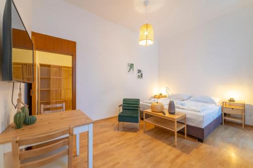 sypialnia z łóżkiem, stołem i krzesłem w obiekcie josef's home I Comfort Studio I City Center w Wiedniu
