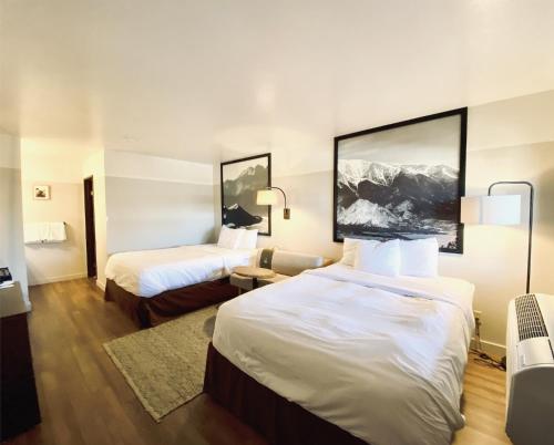 a hotel room with two beds and a couch at Loyal Duke Lodge in Salida