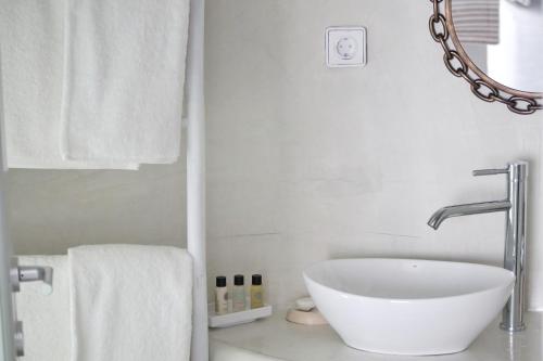 Ванная комната в Golden Stone Santorini Suites