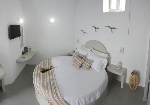 Кровать или кровати в номере Golden Stone Santorini Suites