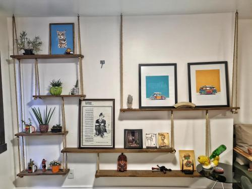 um quarto com prateleiras de madeira e quadros na parede em Apartamento Artístico - Garagem - Ar Condicionado - Excelente Localização em Bento Gonçalves