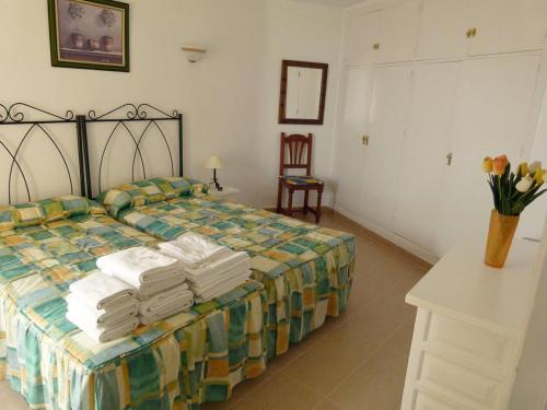 Postel nebo postele na pokoji v ubytování Apartamentos Intercentro Algarrobo-Costa APARTAMENTOS TURÍSTICOS -INMOBILIARIA