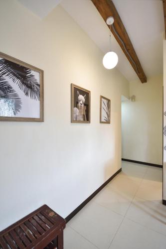 a room with a white wall with a bench in it at Ji Li Ya Lan Homestay in Chenggong