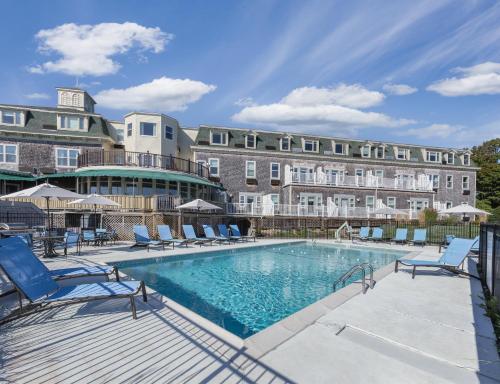 un hotel con piscina con sillas y un edificio en Club Wyndham Bay Voyage Inn, en Jamestown