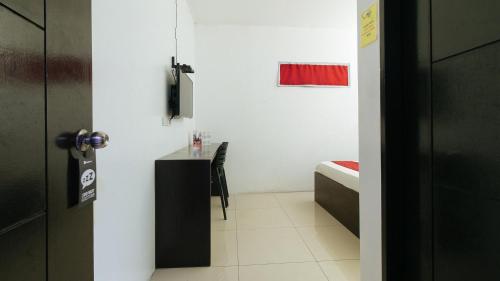 Ένα ή περισσότερα κρεβάτια σε δωμάτιο στο RedDoorz @ EL Highway Hotel Bulacan