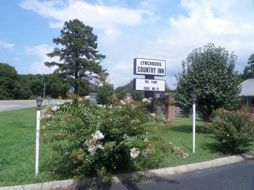 a sign for an entrance to a country inn at Lynchburg Country Inn in Lynchburg