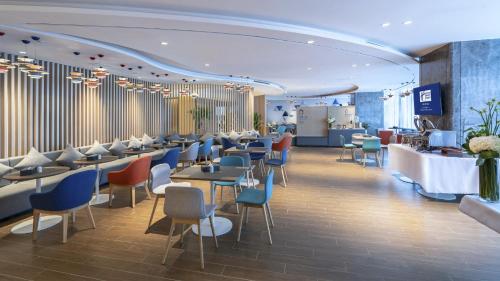 A restaurant or other place to eat at Holiday Inn Express Changsha Wuyi Plaza , an IHG Hotel