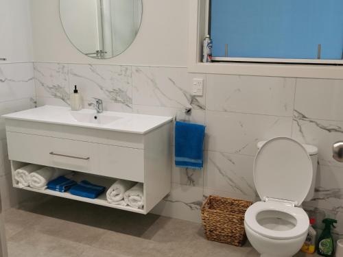 Bathroom sa Kerikeri Sunny Modern 2 Bedroom Apartments