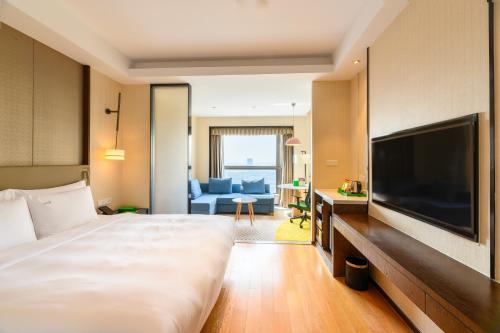 Holiday Inn Kunshan, an IHG Hotel tesisinde bir televizyon ve/veya eğlence merkezi