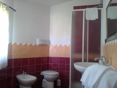 un bagno con un water e un lavandino di Locanda Tipica Sa Corte a Oliena