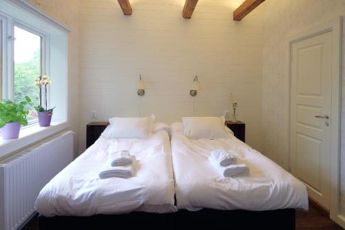 ein Schlafzimmer mit 2 Betten und Handtüchern darauf in der Unterkunft Karaby Gård in Kristinehamn