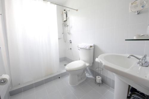 A bathroom at Casa Pura Inn and Suites