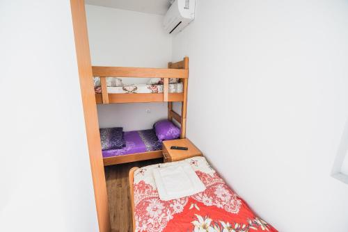 a small room with a bunk bed in a room at Rooms Vila Medena in Brežice