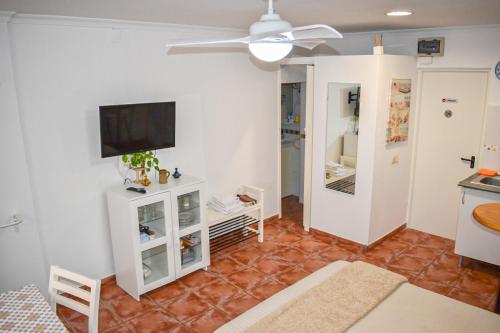 a living room with a flat screen tv on a wall at Beachback Studio Airport in La Garita