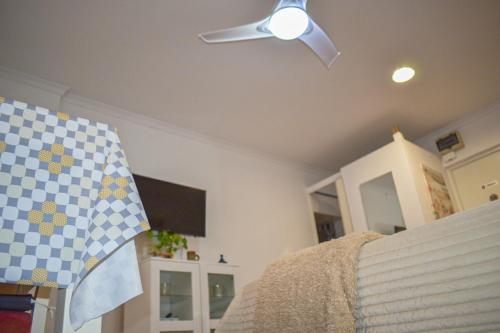 a bedroom with a ceiling fan and a bed at Beachback Studio Airport in La Garita