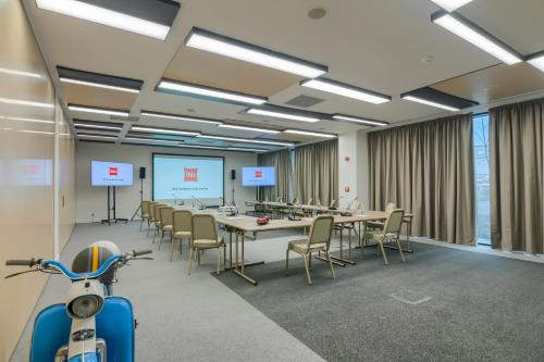 a conference room with a long table and chairs at ibis Timisoara City Center in Timişoara