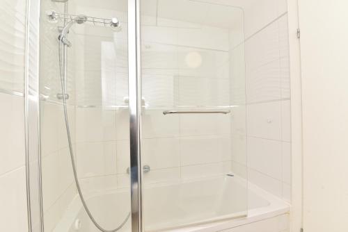 a shower with a glass door in a bathroom at דירת גן דלוקס-Deluxe Garden Apartment by CRWON in Eilat