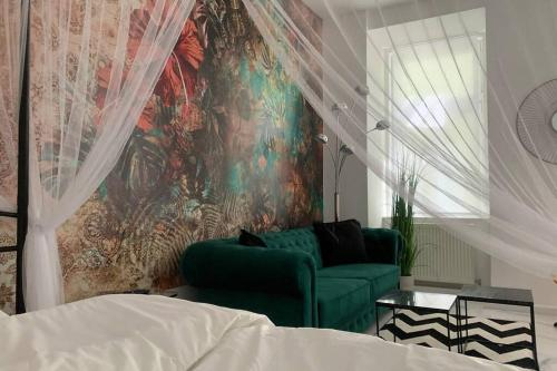 um quarto com um sofá verde e uma parede colorida em COOL City CENTER Apt. @ METRO and SHOPPING STREET em Viena
