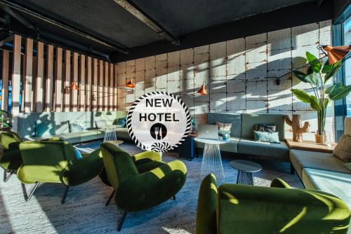 Ein Sitzbereich in der Unterkunft Ibis Styles Rouen Centre Rive Gauche