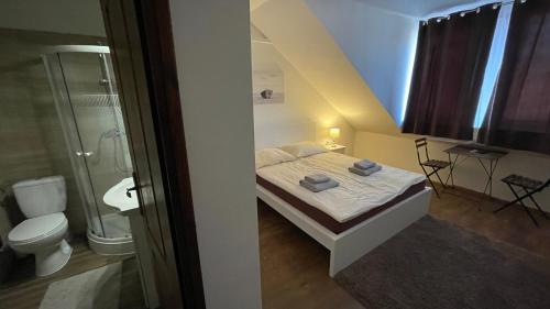 A bed or beds in a room at CITY Apartman