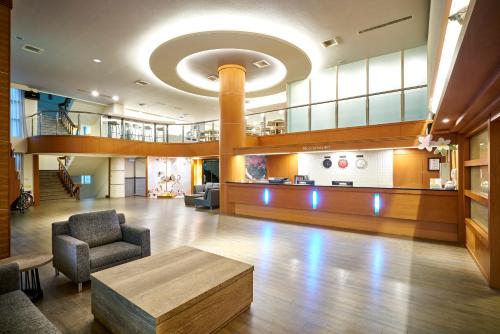 a lobby of a building with a table and chairs at Ho Fong Business Stay in Fengyuan